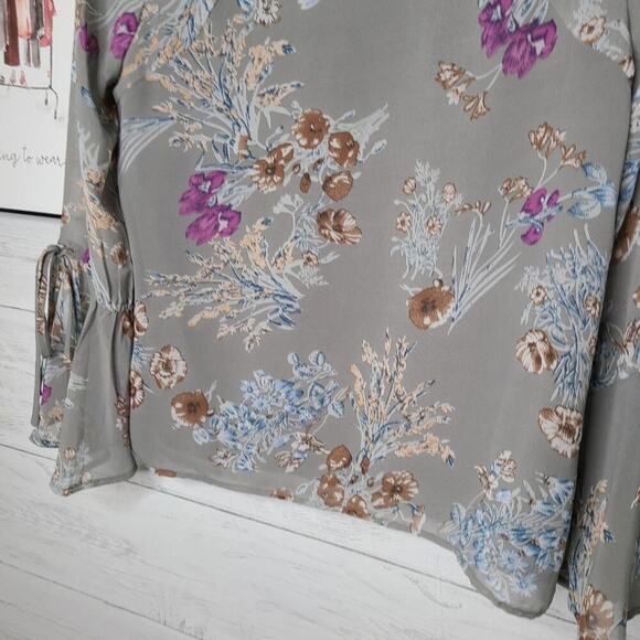 Entro Gray Floral Print Longsleeve Blouse Size Medium - Picture 12 of 12